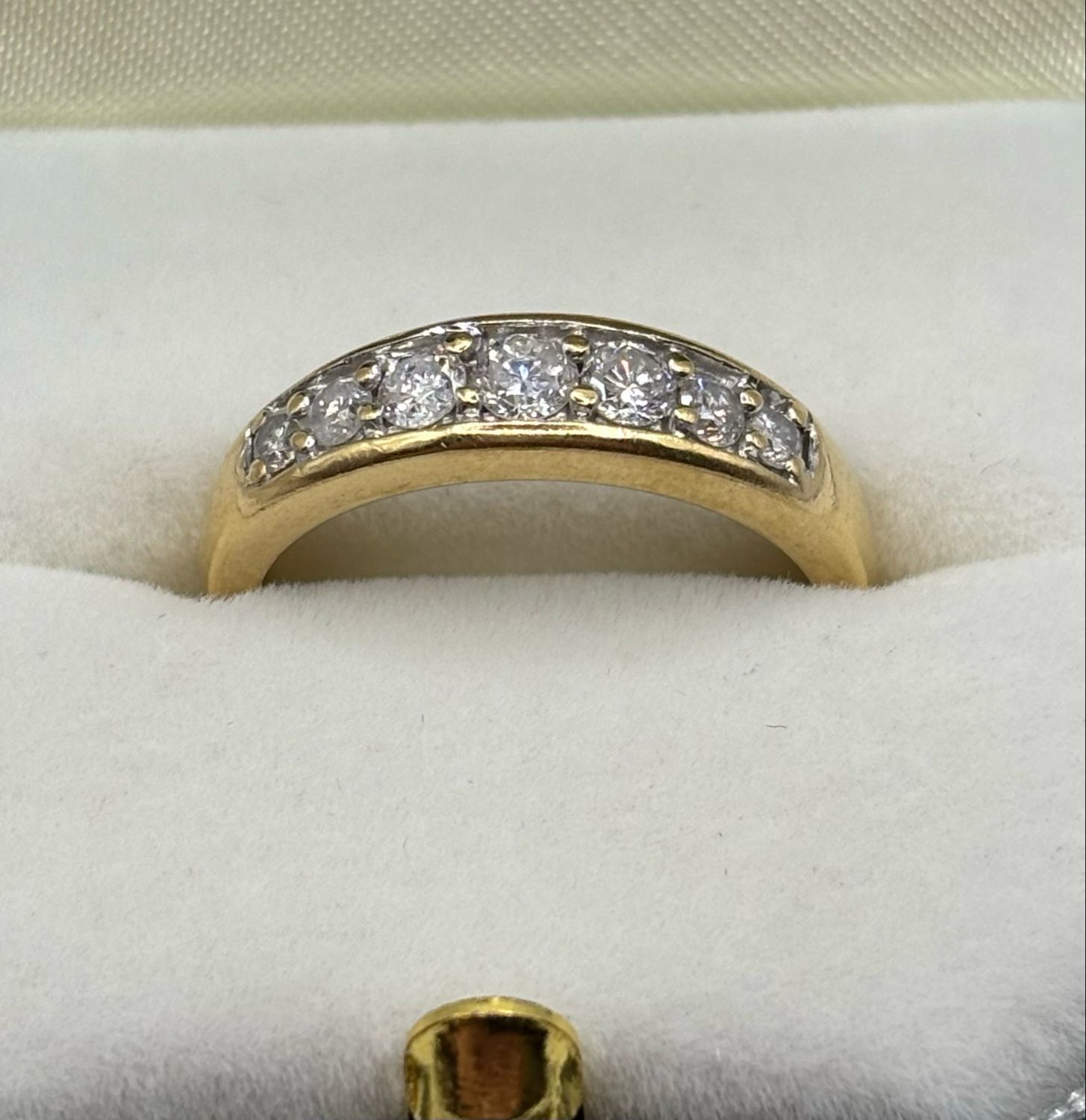 18ct Yellow Gold Ring With Seven Graduated Diamonds