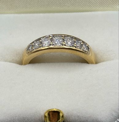 18ct Yellow Gold Ring With Seven Graduated Diamonds