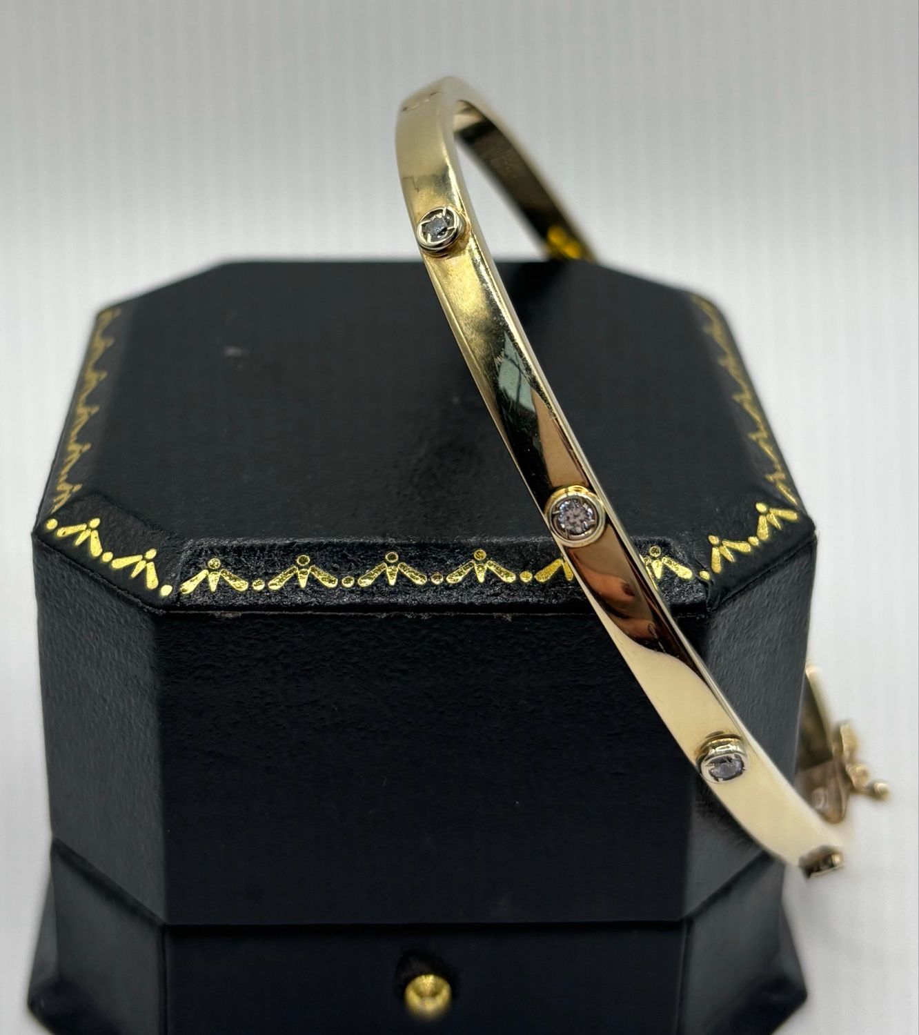 Preloved 9ct Yellow Gucci Style Bangle With Paste.
