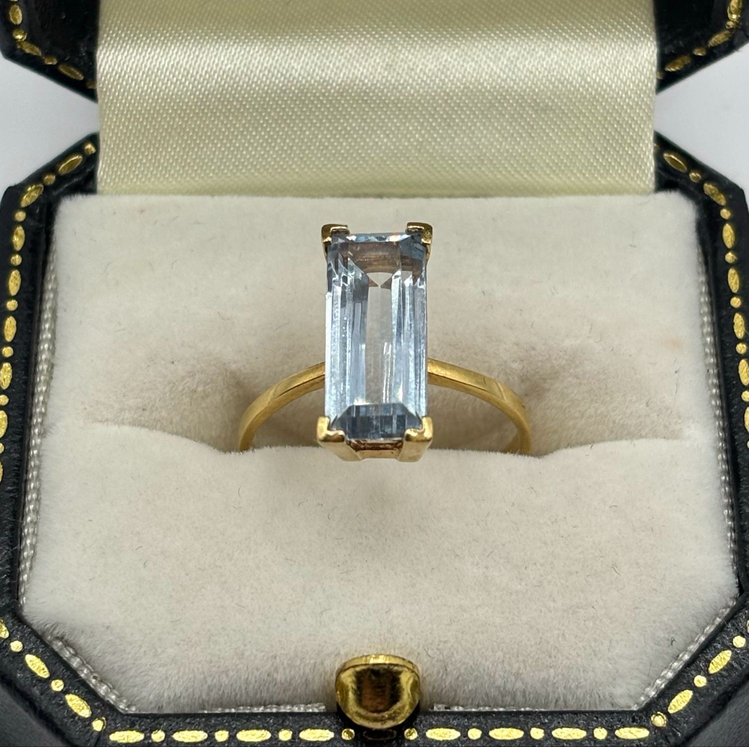 Vintage 18ct Yellow Gold Aquamarine Ring