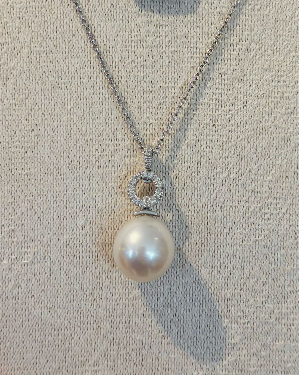 Beautiful 18ct White Gold Circle Diamond Pendant with Pearl Drop