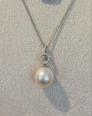 Beautiful 18ct White Gold Circle Diamond Pendant with Pearl Drop