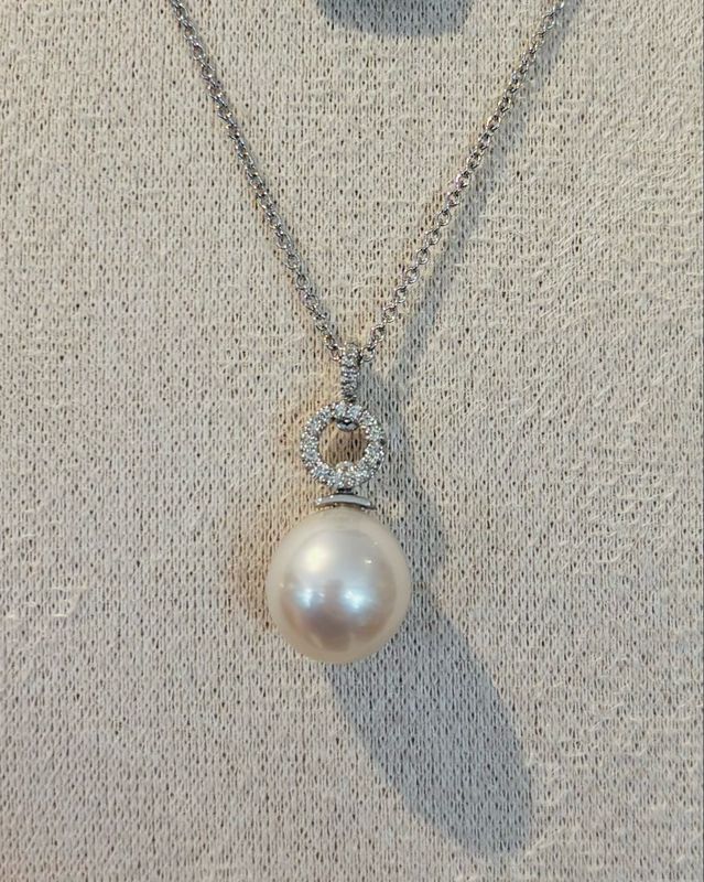 Beautiful 18ct White Gold Circle Diamond Pendant with Pearl Drop