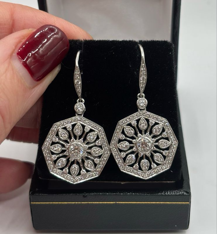 Stunning 18ct White Gold Large Diamond Drop Earrings