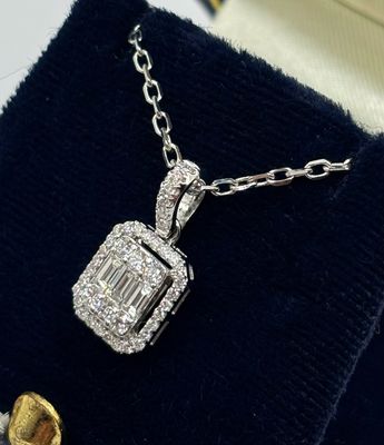 Lovely 18ct White Gold Brilliant & Baguette Cut Diamond Pendant & Chain