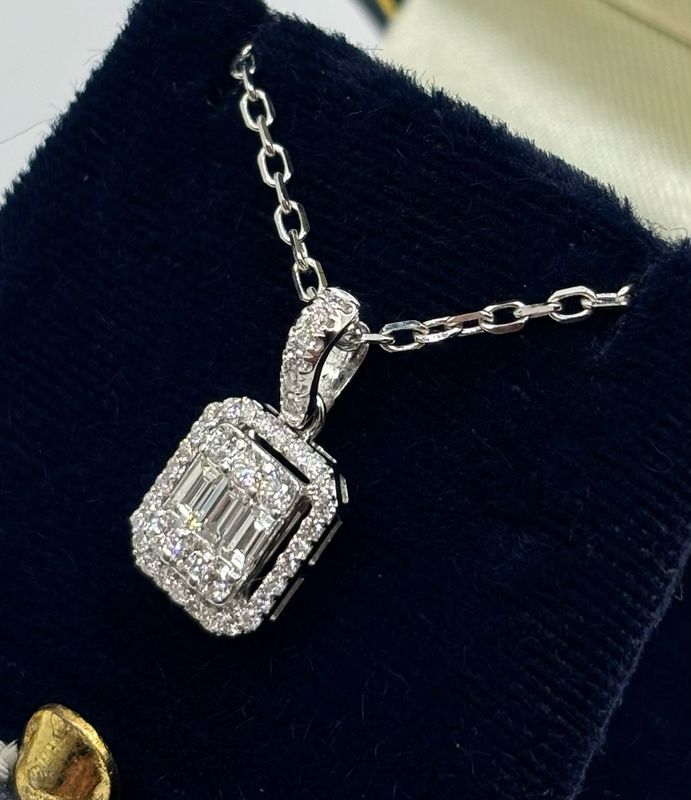 Lovely 18ct White Gold Brilliant & Baguette Cut Diamond Pendant & Chain