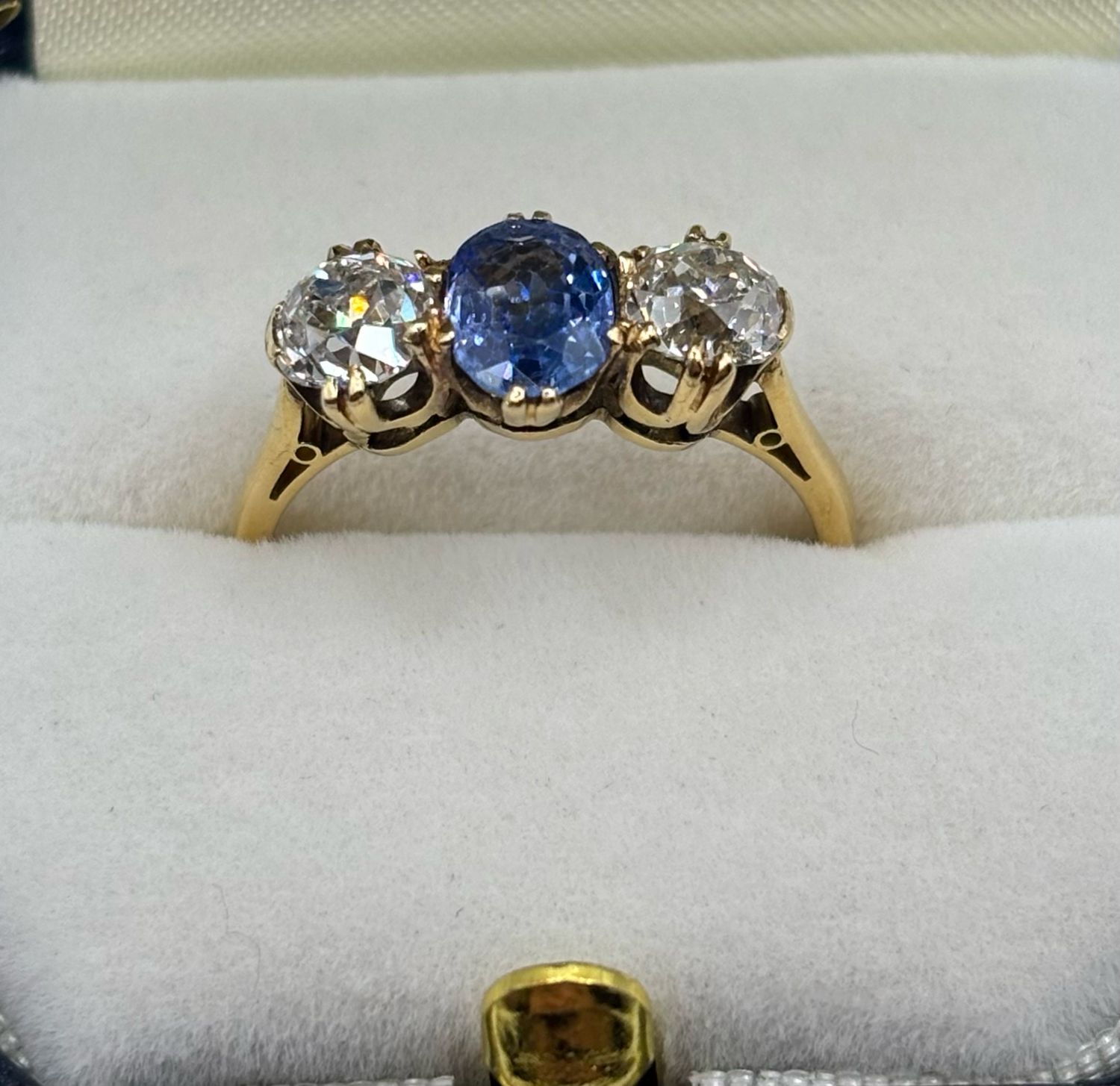 BEAUTIFUL VINTAGE 1.10ct NATURAL SAPPHIRE & 1.10ct DIAMOND 18ct YELLOW GOLD 3 STONE RING