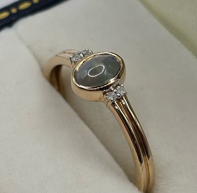 Preloved 9ct Yellow Gold Ring With Cabochon Green Tigers Eye And Four Diamonds