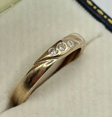 Vintage 9ct Yellow Gold Band With Three Brilliant Cut Diamonds
