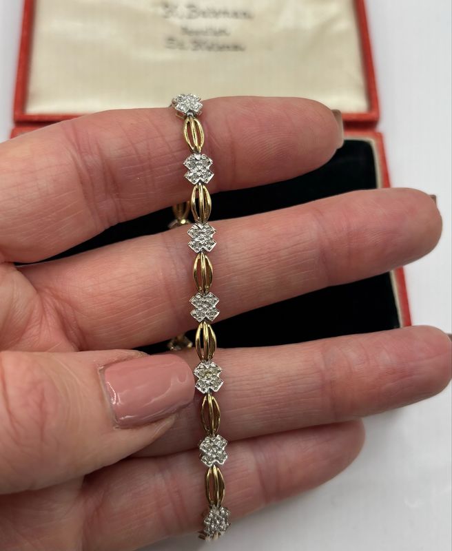 Pretty Vintage 9ct Gold & Diamond Bracelet