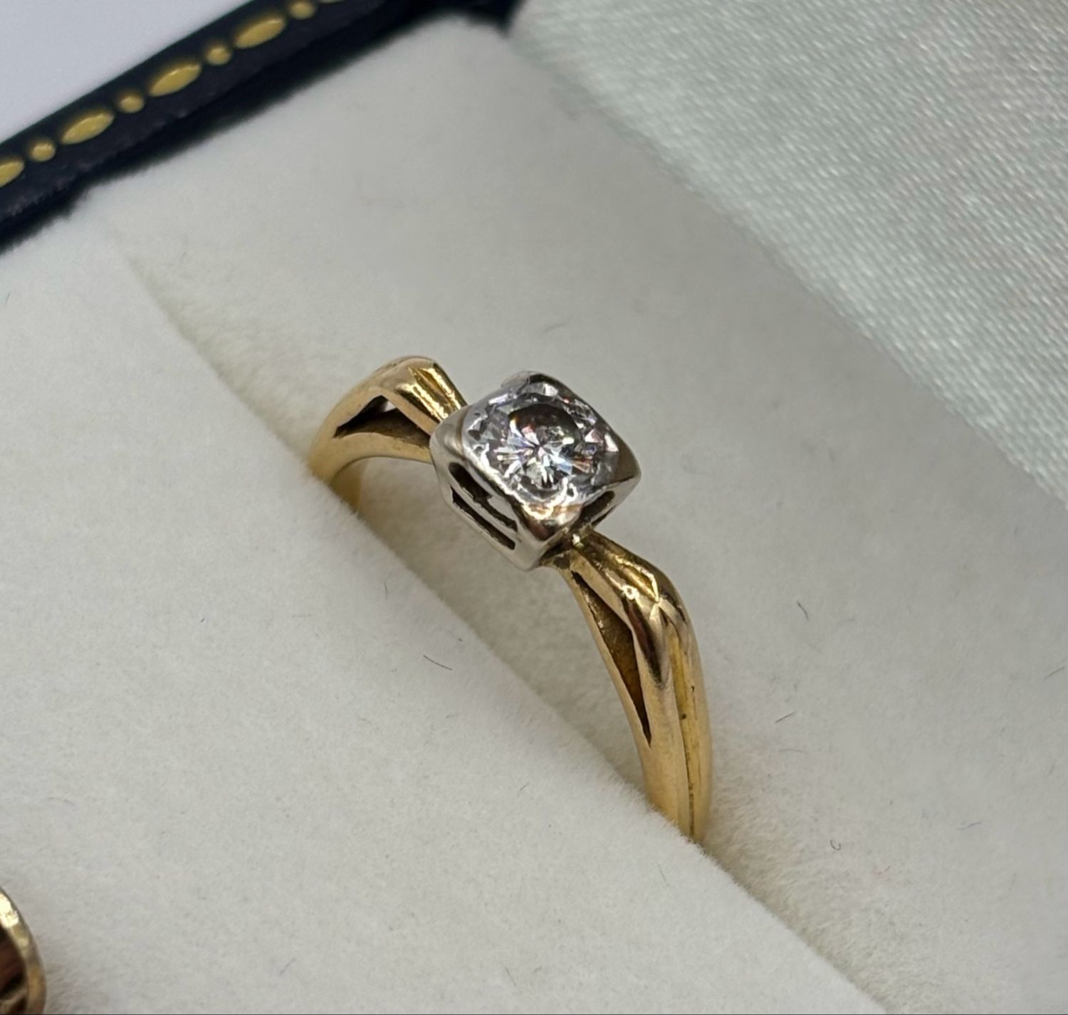 C.1940 Pretty 18ct Gold Ring With Aprox .25ct Diamond