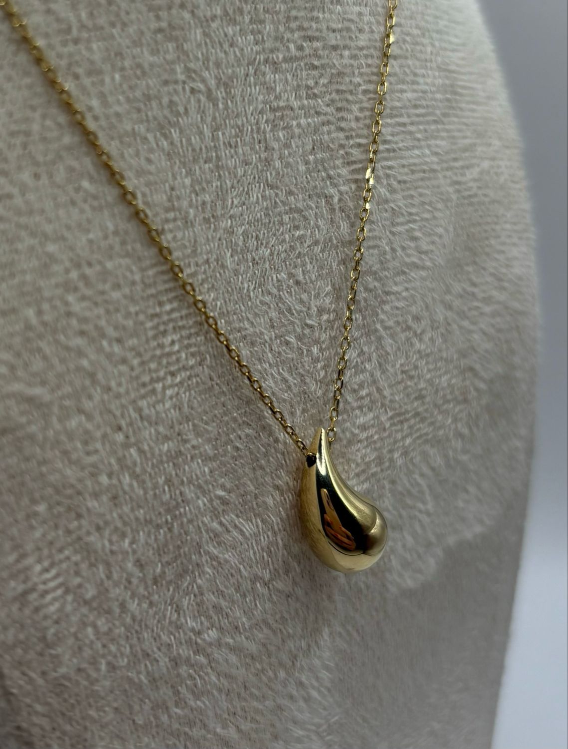 18ct Yellow Gold Tear Drop Pendant With Chain.