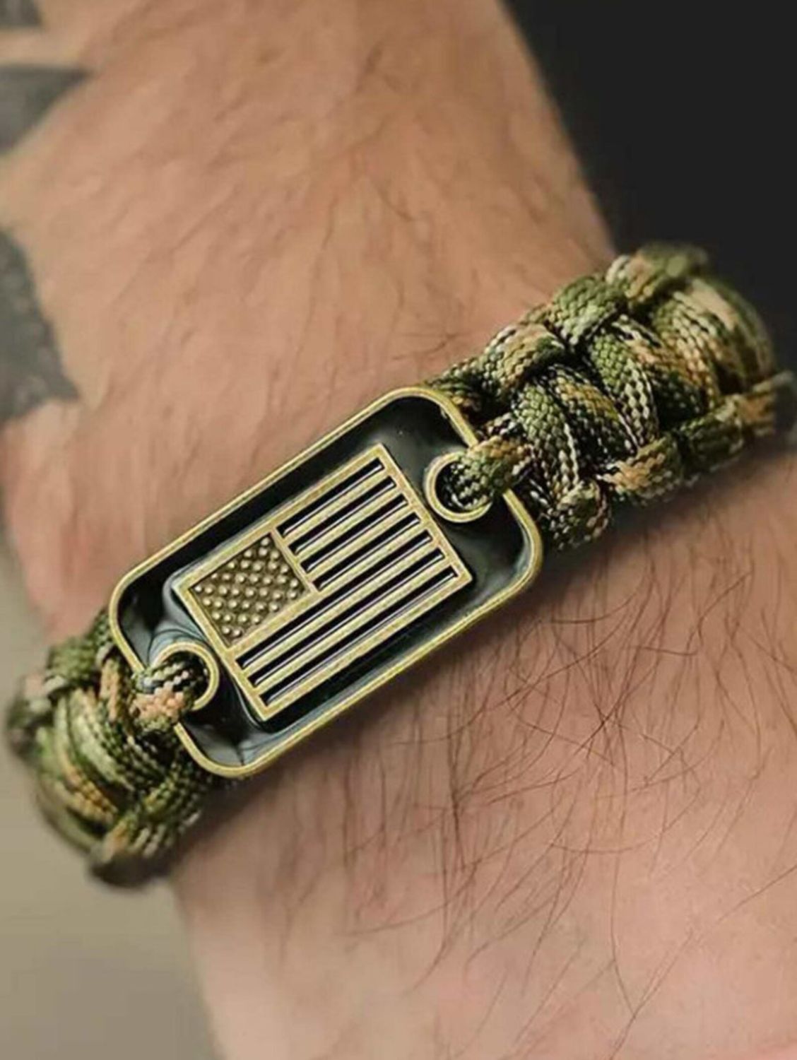 Paracord Braclet w/ Black & Gold Flag Paracord Braclet w/ Black & Gold Flag