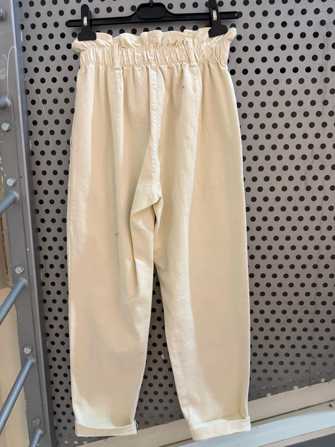 Pantalón “paperbag” crudo