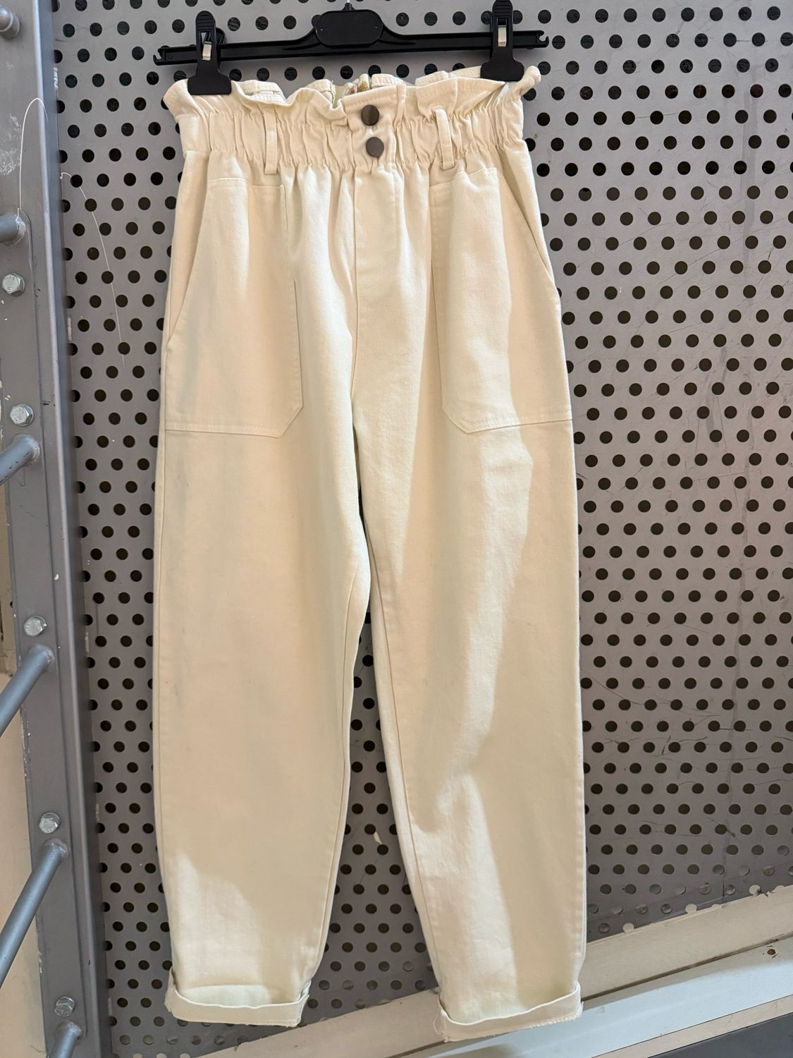 Pantalón “paperbag” crudo