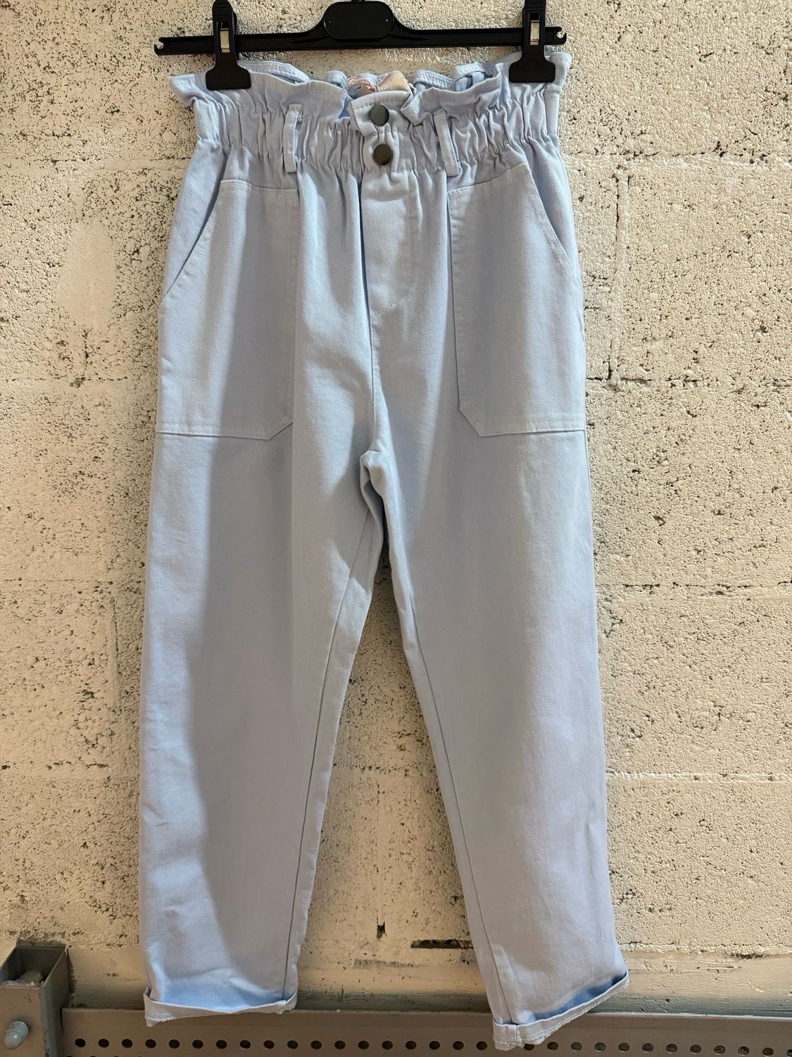 Pantalón “paperbag” azul claro