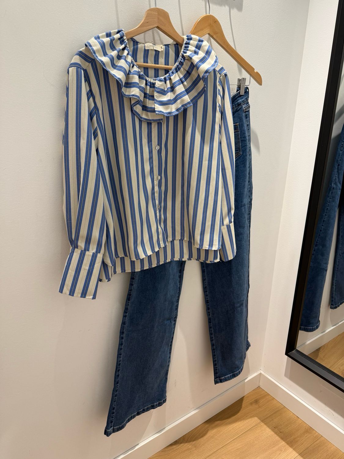 Busca rayas cuello babero