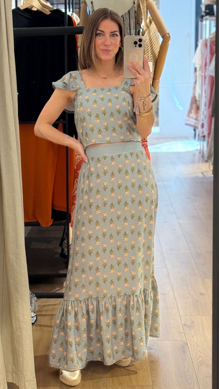 Falda estampada volante