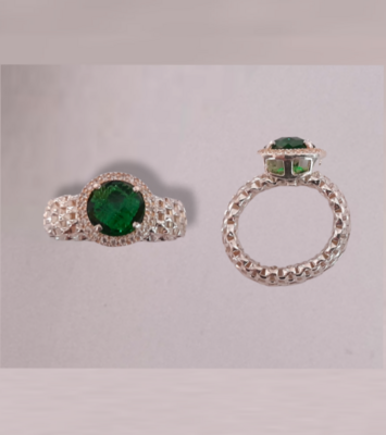 ​Anello in argento 925 con cristallo color verde smeraldo, taglio tondo briolette, e giro di zirconi