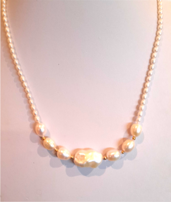 Collana con perla scaramazze, perle di acqua dolce e oro giallo 18Kt.