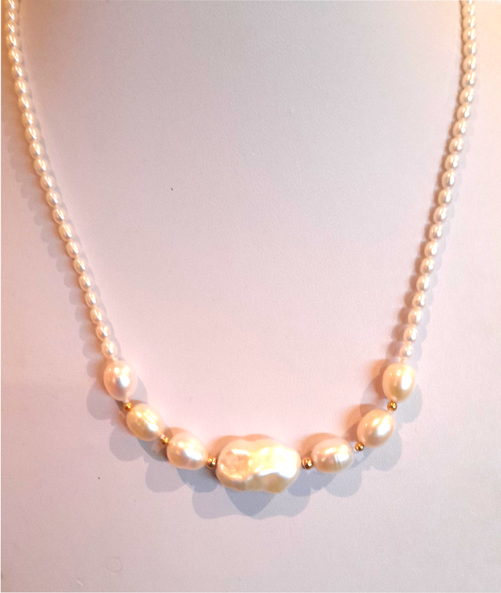 Collana con perla scaramazze, perle di acqua dolce e oro giallo 18Kt.