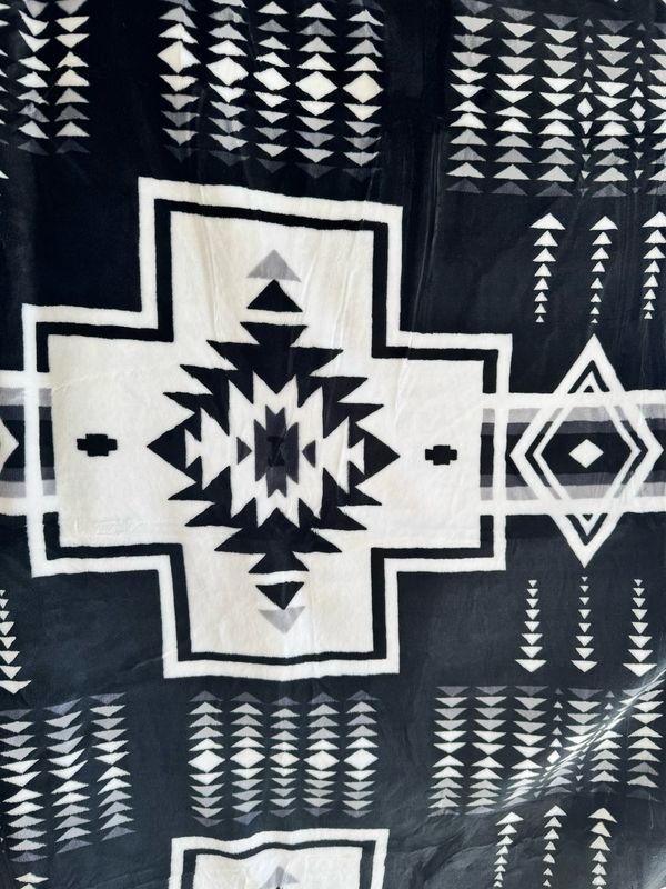 King - Black Background/White/Grey