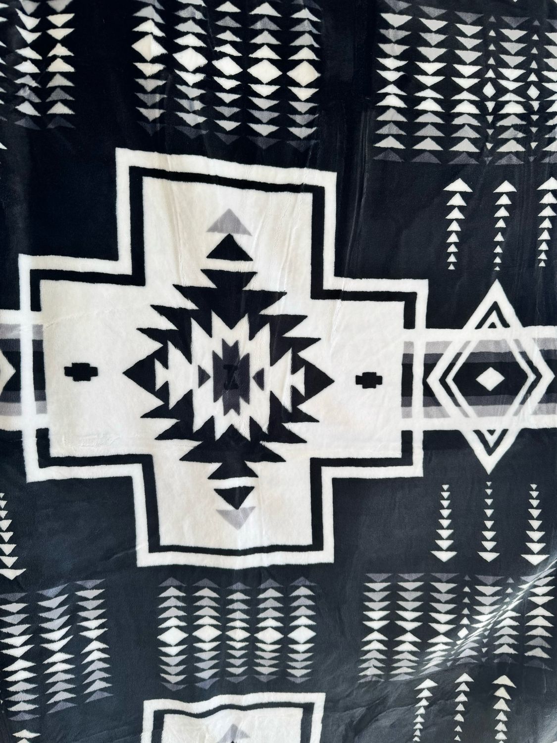 King - Black Background/White/Grey