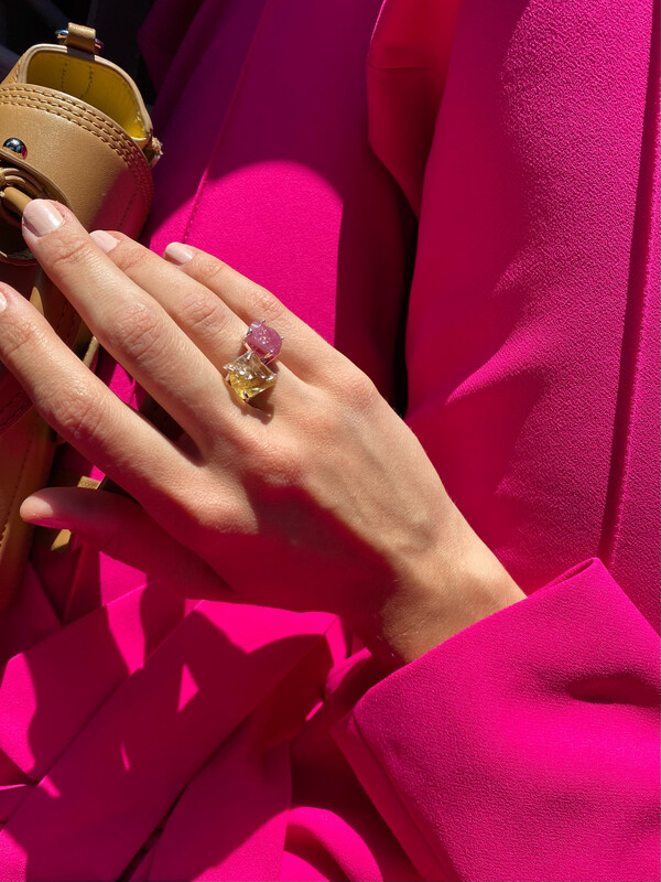Ring met edelsteen in tandzetting