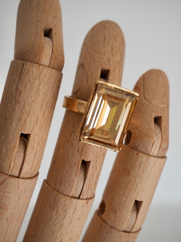 Ring met kristallen steen