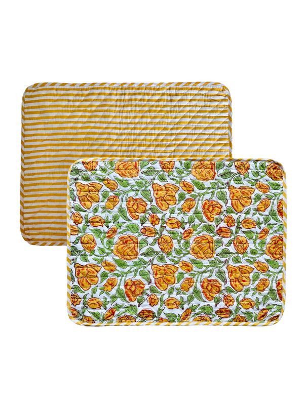 Ontdek onze prachtige set van omkeerbare placemats, waarvan de blockprint met de hand stap per stap werd vervaardigd. De ene zijde is voorzien van een stijlvol gestreept design, terwijl de andere zijde een charmant bloemendesign heeft. Voeg een vleugje veelzijdigheid en elegantie toe aan uw tafelsetting met deze unieke placemat set.