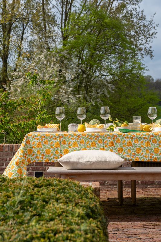 Breng de charme van de zomer naar uw tafel met ons katoenen tafelkleed met bloemenmotief.  Het bloemenmotief, met de hand vervaardigd, zorgt voor een levendige en frisse uitstraling, terwijl de hoogwaardige katoenen stof duurzaamheid en comfort biedt. Dit tafelkleed is de perfecte eye-catcher voor elke zomerse gelegenheid, of het nu een gezellige barbecue in de tuin of een elegant diner op het terras is.
