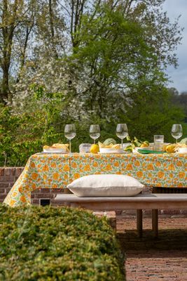Breng de charme van de zomer naar uw tafel met ons katoenen tafelkleed met bloemenmotief.  Het bloemenmotief, met de hand vervaardigd, zorgt voor een levendige en frisse uitstraling, terwijl de hoogwaardige katoenen stof duurzaamheid en comfort biedt. Dit tafelkleed is de perfecte eye-catcher voor elke zomerse gelegenheid, of het nu een gezellige barbecue in de tuin of een elegant diner op het terras is.