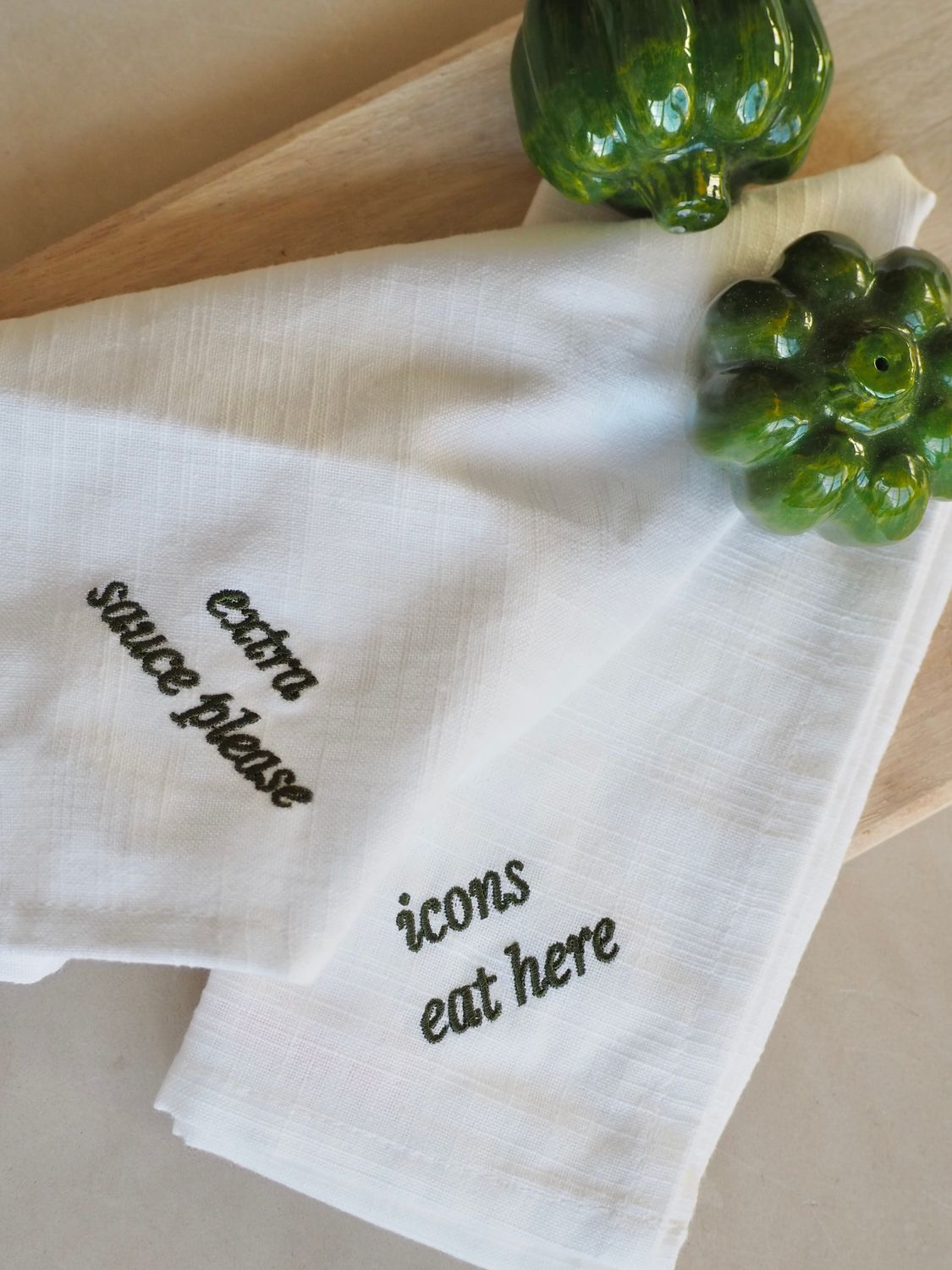 Set geborduurde servetten &#39;extra sauce please&#39; en &#39;icons eat here&#39;