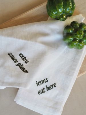 Set geborduurde servetten &#39;extra sauce please&#39; en &#39;icons eat here&#39;