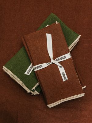 Set bruine linnen servetten