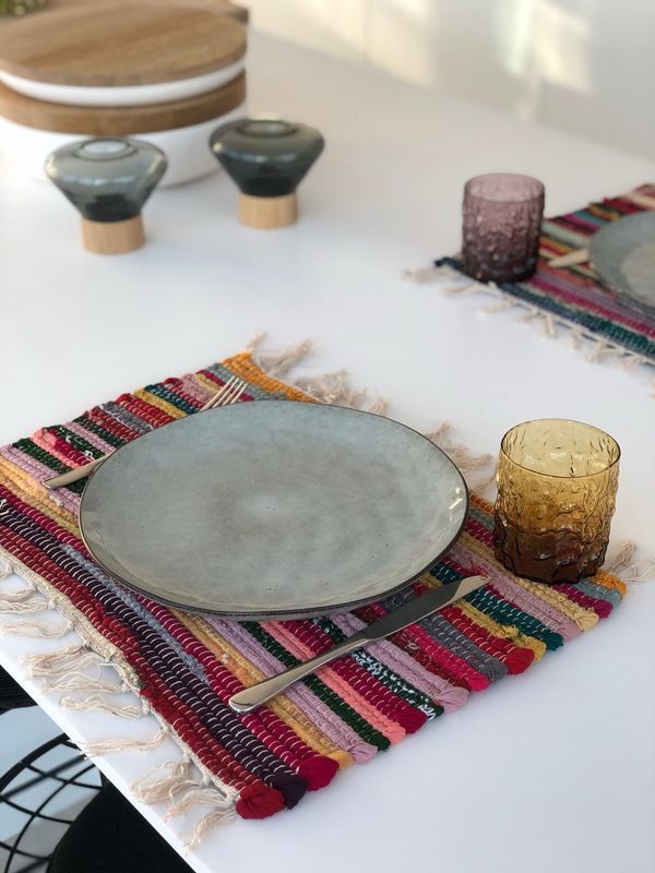 Set van kleurrijke placemats met franjes