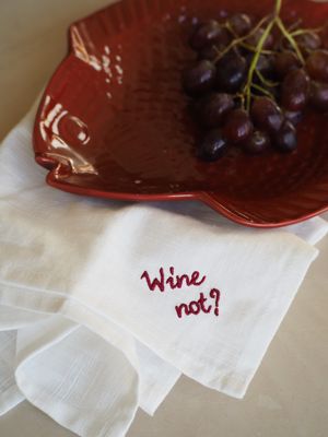 Set geborduurde servetten 'hot stuff' en 'wine not?'