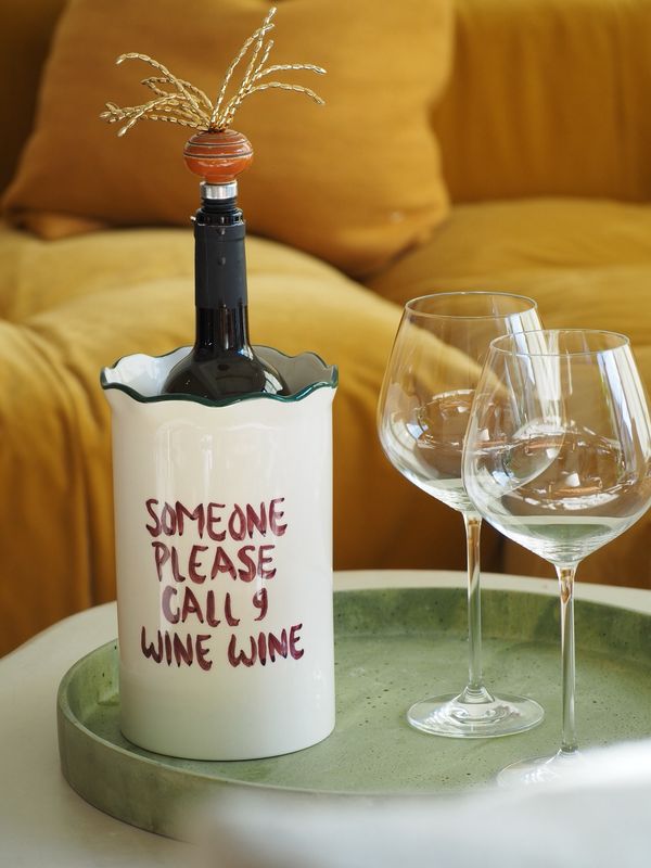 Wijnkoeler 'Someone please call 9 wine wine'