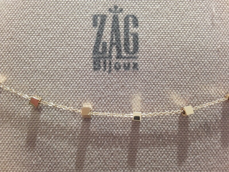 Collier zag  bijoux  cube doré