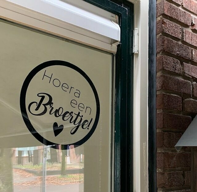 Raamsticker 'Hoera een ...'
