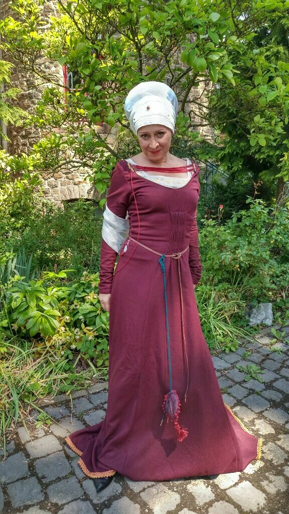 Stehfaltenkleid nach Dürer
