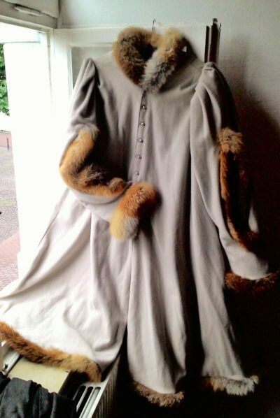 Wollschaube mit Fuchsbesatz – wool gown with fox trim