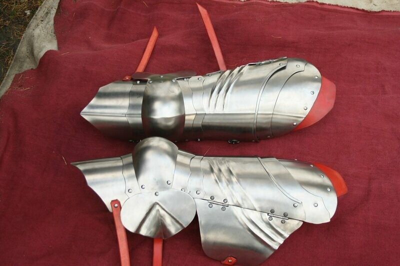 Beinpanzer gehärtet / Leg armor hardened