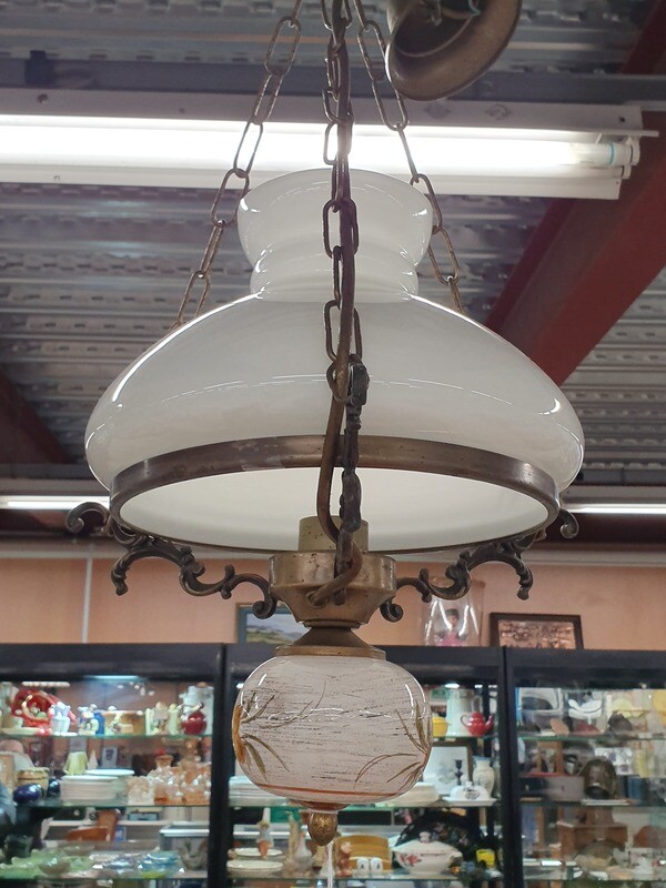 LUSTRE SUSPENDU EN OPALINE ET LAITON