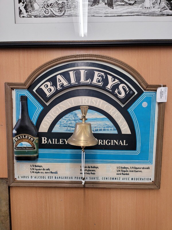 TABLEAU BAILEYS AVEC SA VRAIE CLOCHE EN CUIVRE