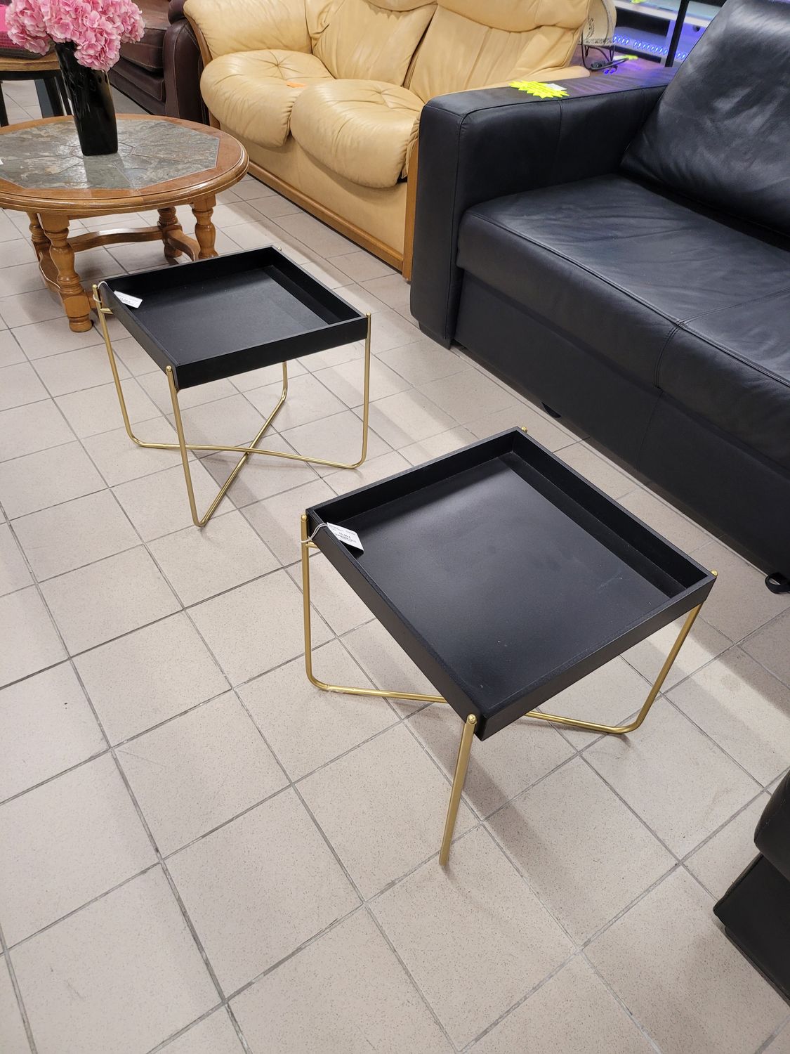 PETITE TABLE