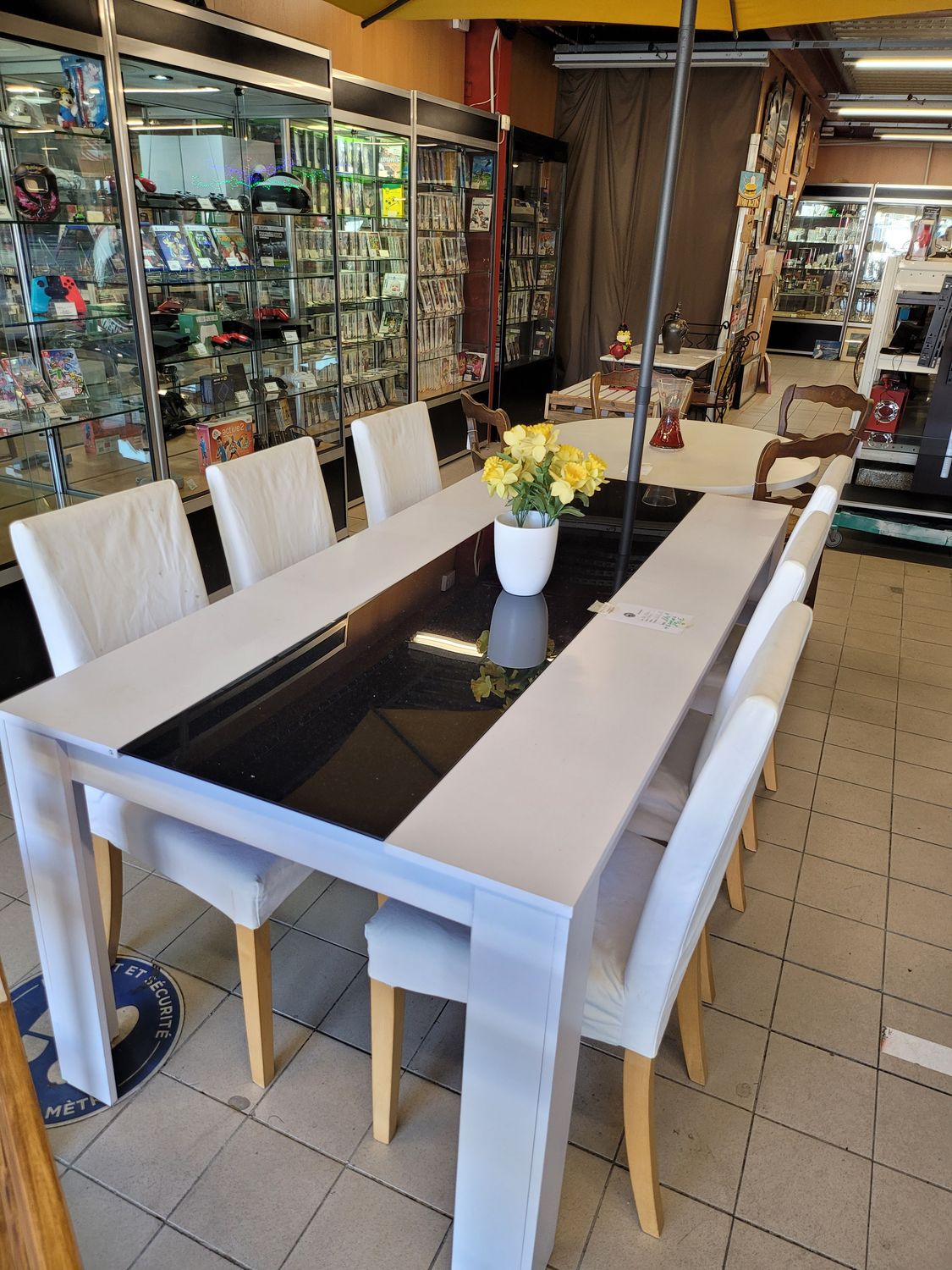 TABLE BOIS BLANCHE ET VERRE 180 X 90 X 75 PLUS 6 CHAISES