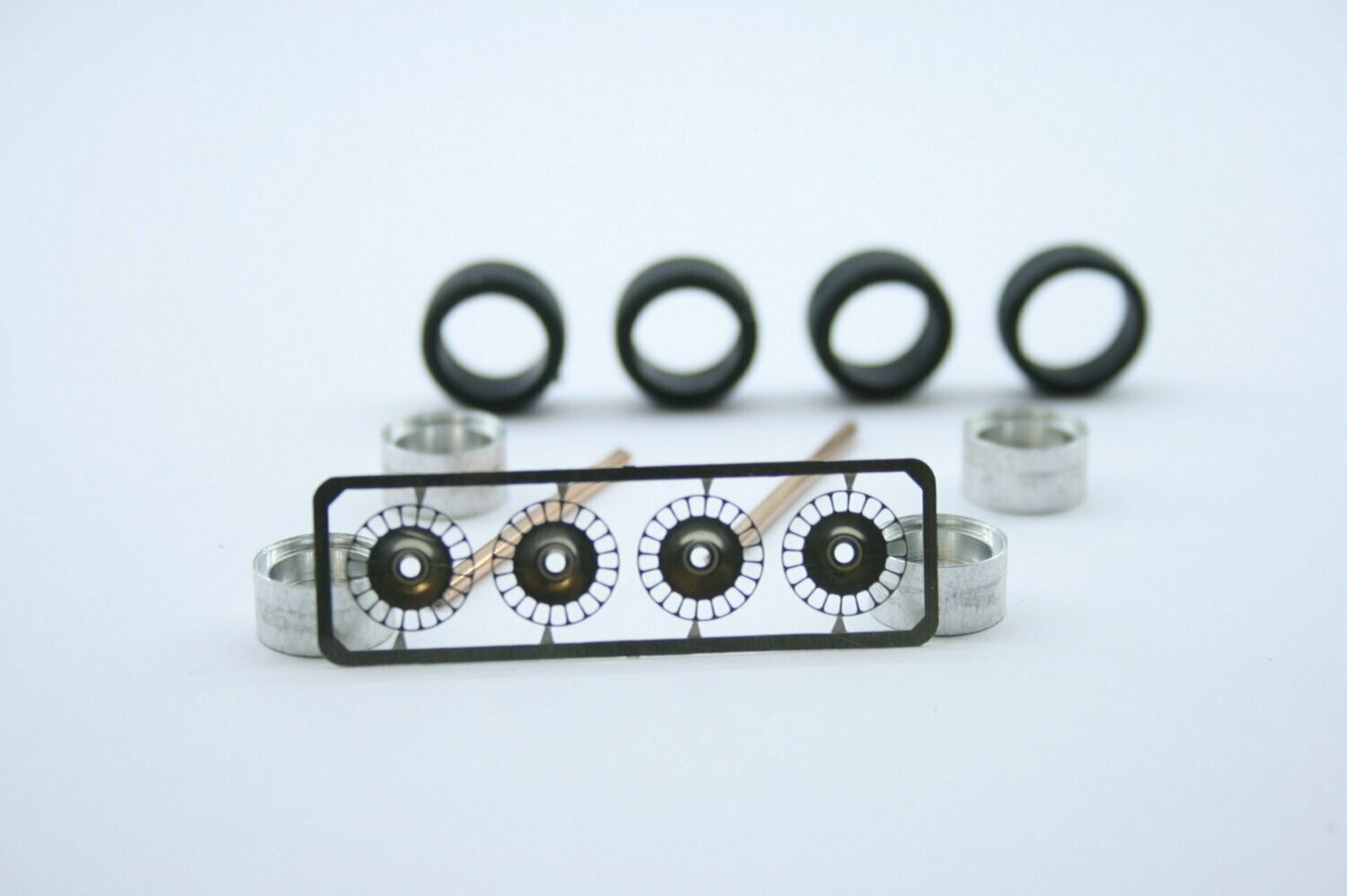 DTM OZ 18 Zoll Räder mit Reifen Set (4 Felgen, 4 Fotoätzteile, 4 Gummi Reifen, und 2 Achsstiften)