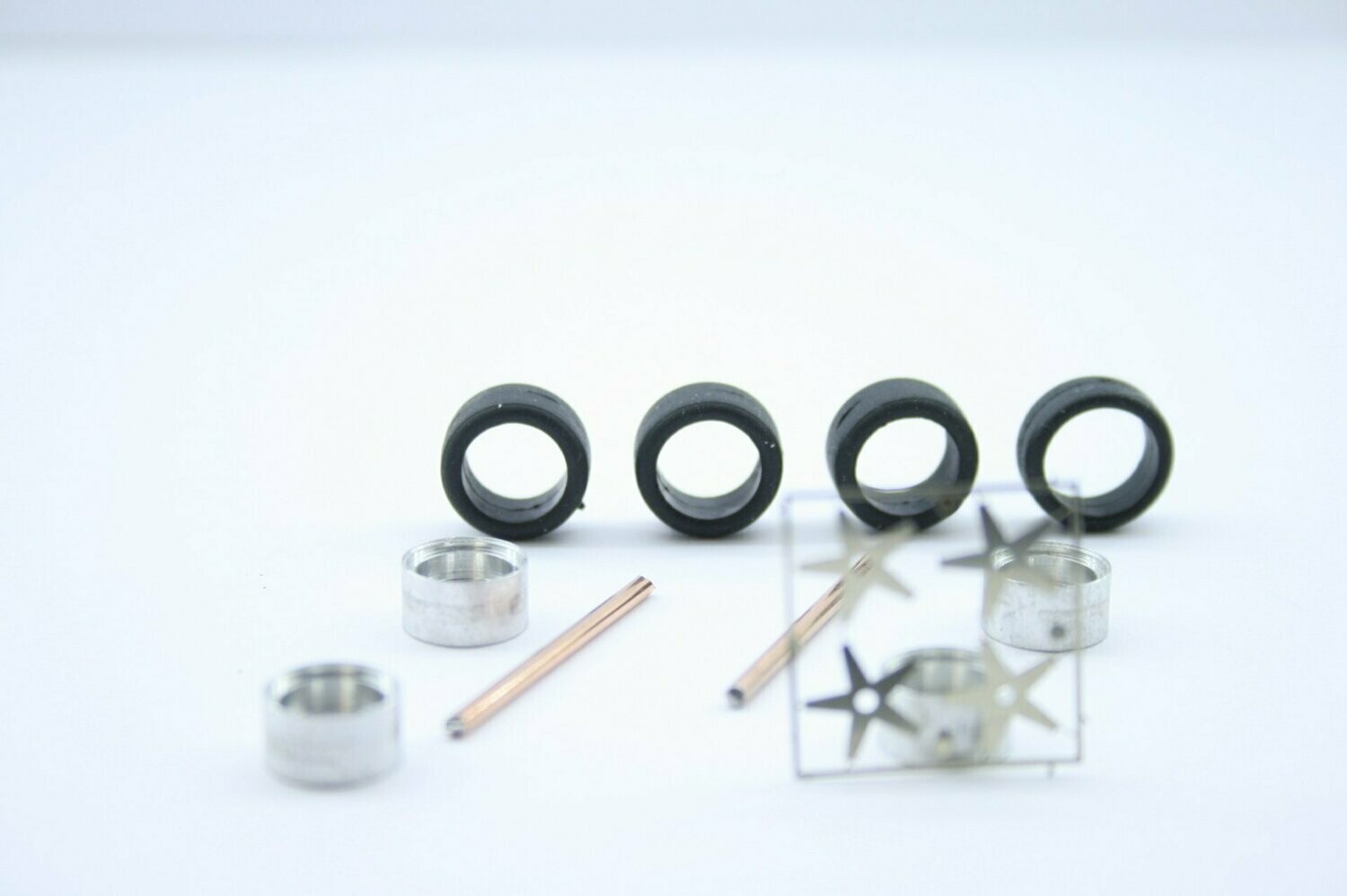 AZEV A 17-18 Zoll Räder mit Reifen Set (4 Felgen, 4 Fotoätzteile, 4 Gummi Reifen, und 2 Achsstiften)