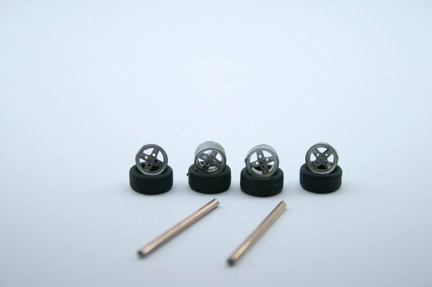 RS 4 Stern Räder mit Reifen (4 Felgen mit 4 Gummi Reifen und 2 Achsstiften)